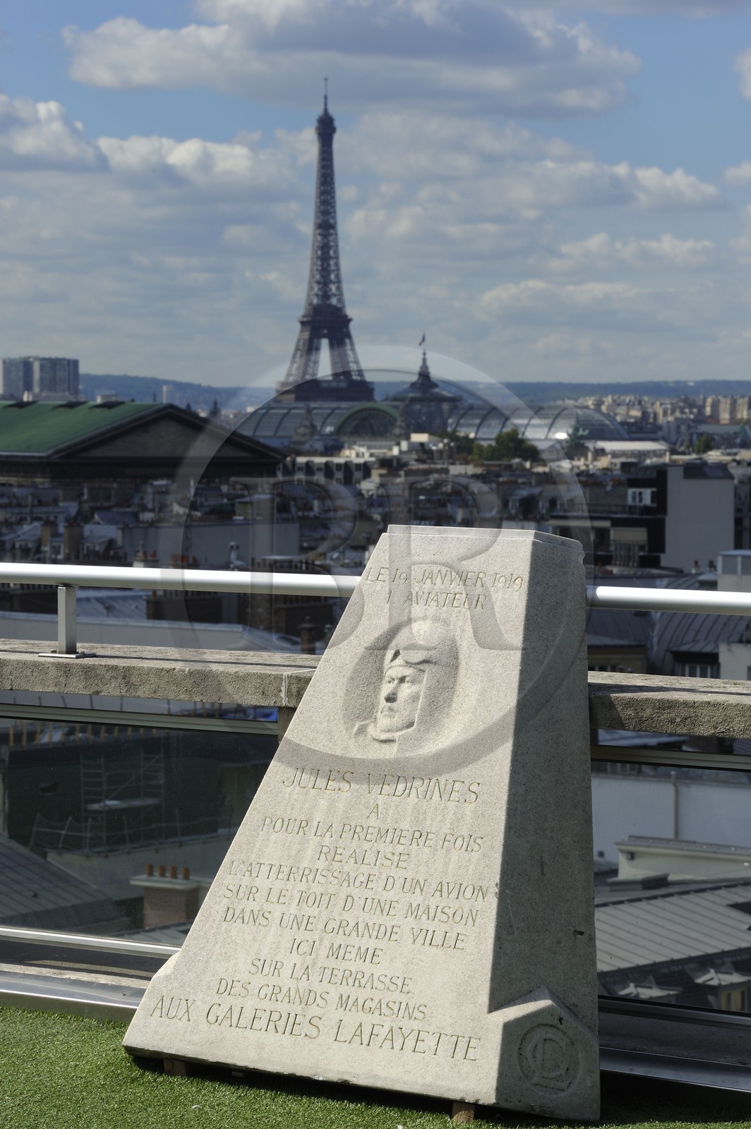 France, Paris (75), le 19 janvier 1919 Jules Védrines se pose avec son avion Caudron G3 sur la terrasse de 28 x 12 mètres des Galeries Lafayette situé boulevard Haussmann