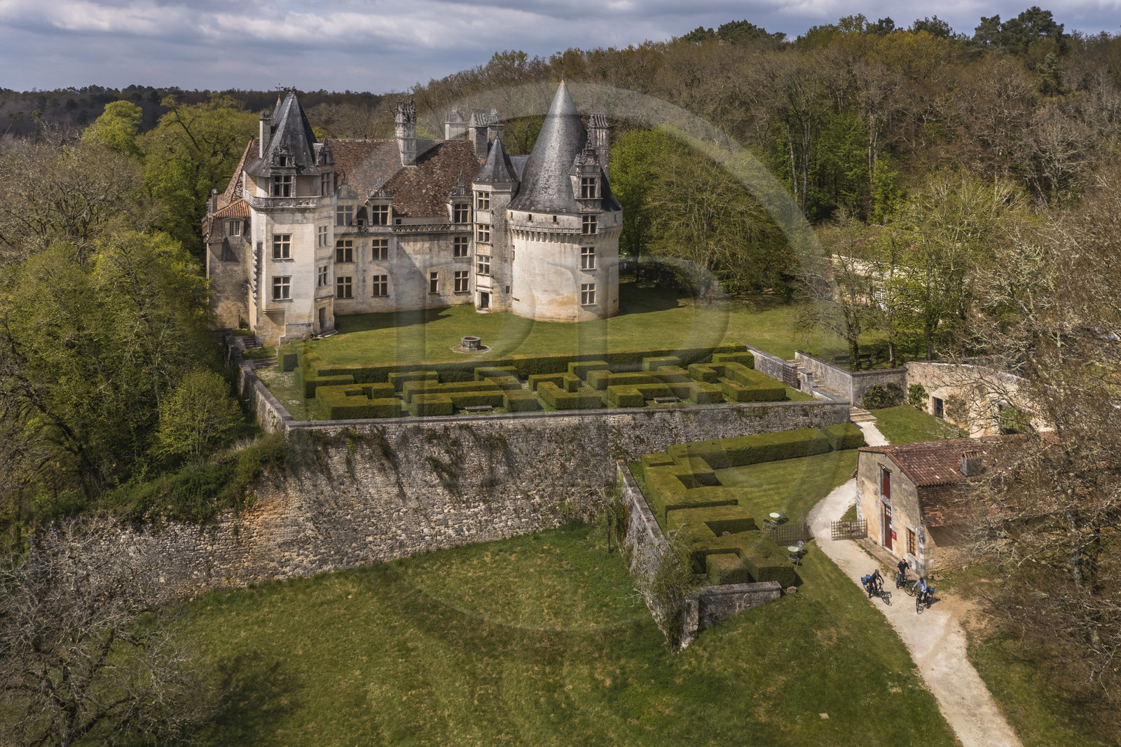France, Dordogne (24), Périgord Vert, Villars, Chateau de Puyguilhem de style Renaissance (vue aérienne)