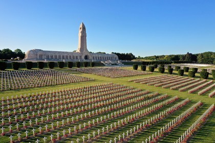 France, Meuse (55), Douaumont, bataille de Verdun, ossuaire de Douaumont, tombes de soldats align