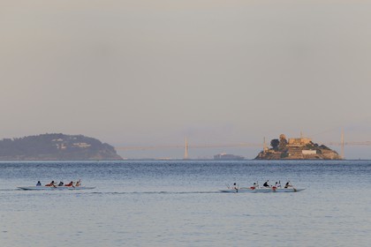 Etats-Unis, Californie, la baie de San Francisco, pirogues devant l'ile d'Alcatraz