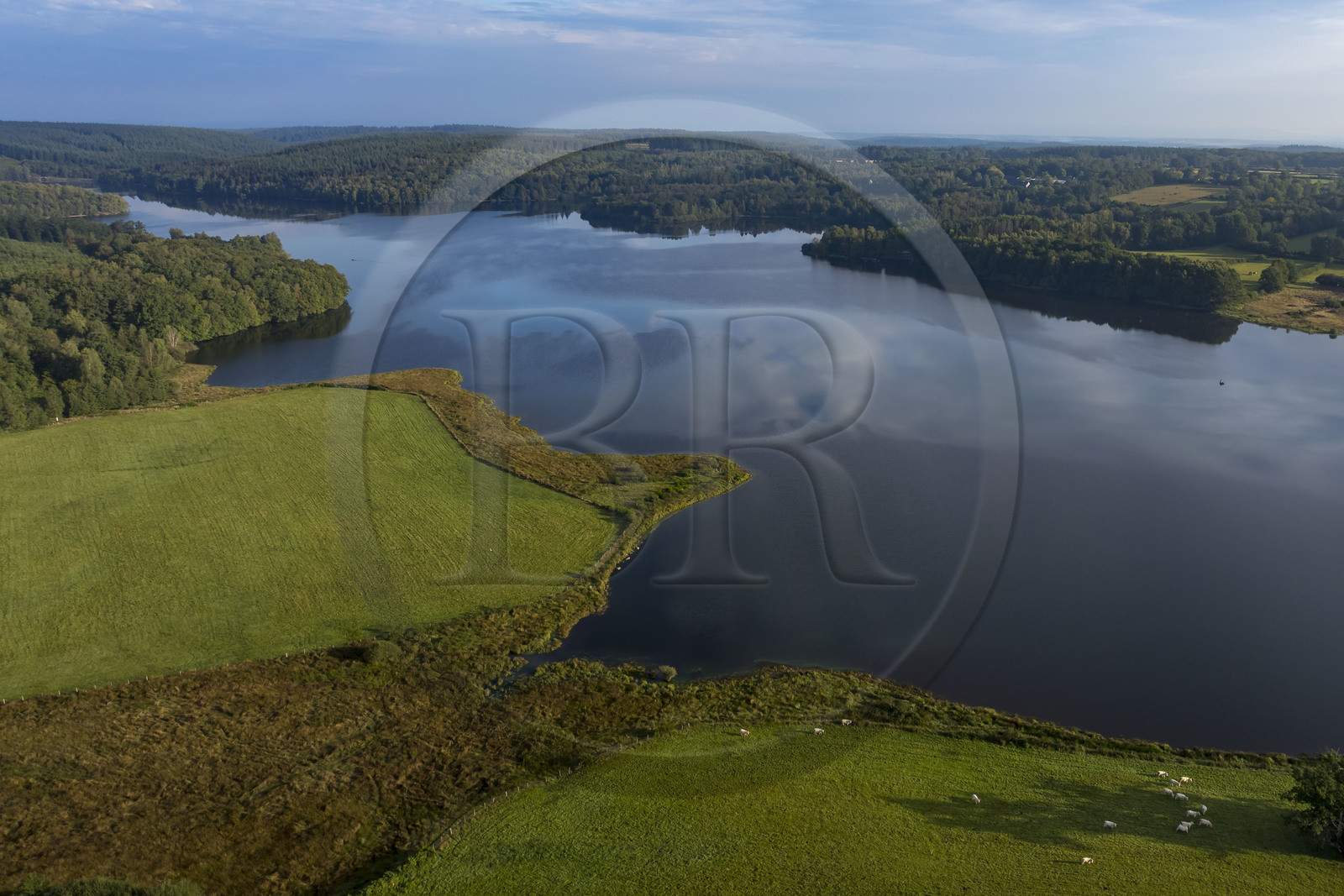 France, Nièvre (58), Parc naturel régional du Morvan, lac de Saint-Agnan (vue aérienne)