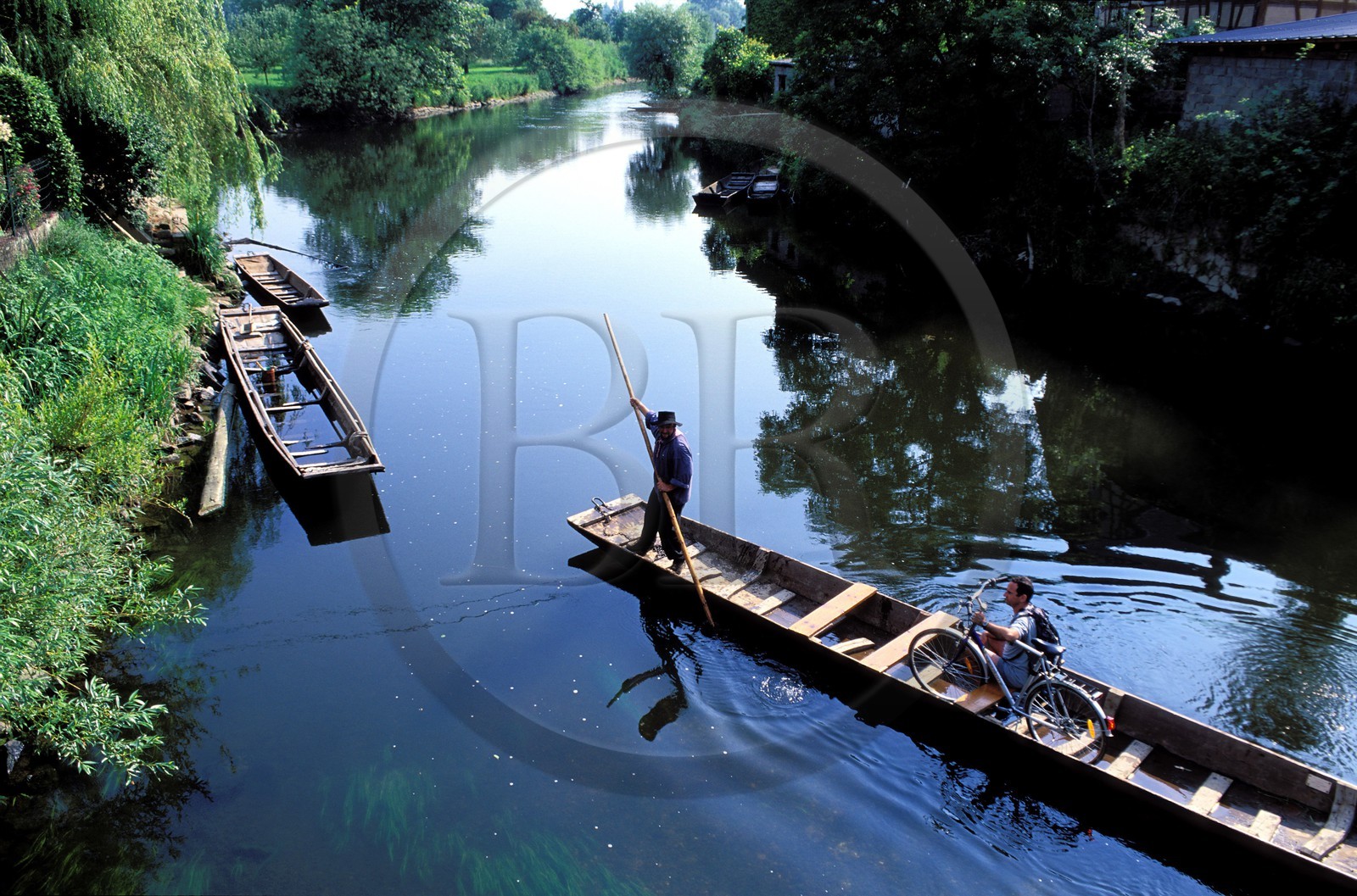 France, Bas-Rhin (67), région d'Ehnwihr, le batelier du Ried P. Unterstock transportant un cycliste à Ebermünster