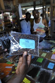 Tanzanie, archipel de Zanzibar, île de Unguja (Zanzibar), ville de Zanzibar, quartier Stone Town, classé Patrimoine Mondial de l' UNESCO, le marché de Darajani, étal aux épices