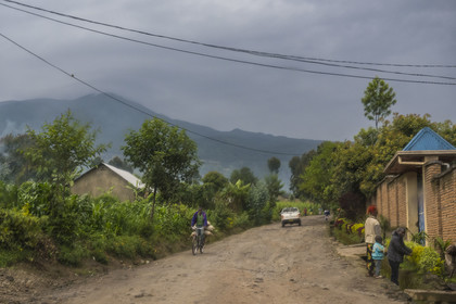 Rwanda, Province du Nord, District de Musanze (Ruhengeri), Busogo, piste menant au mont Karisimbi dans les montagnes des Virunga dont il est le point culminant (en arrière plan) et où vivent les gorilles