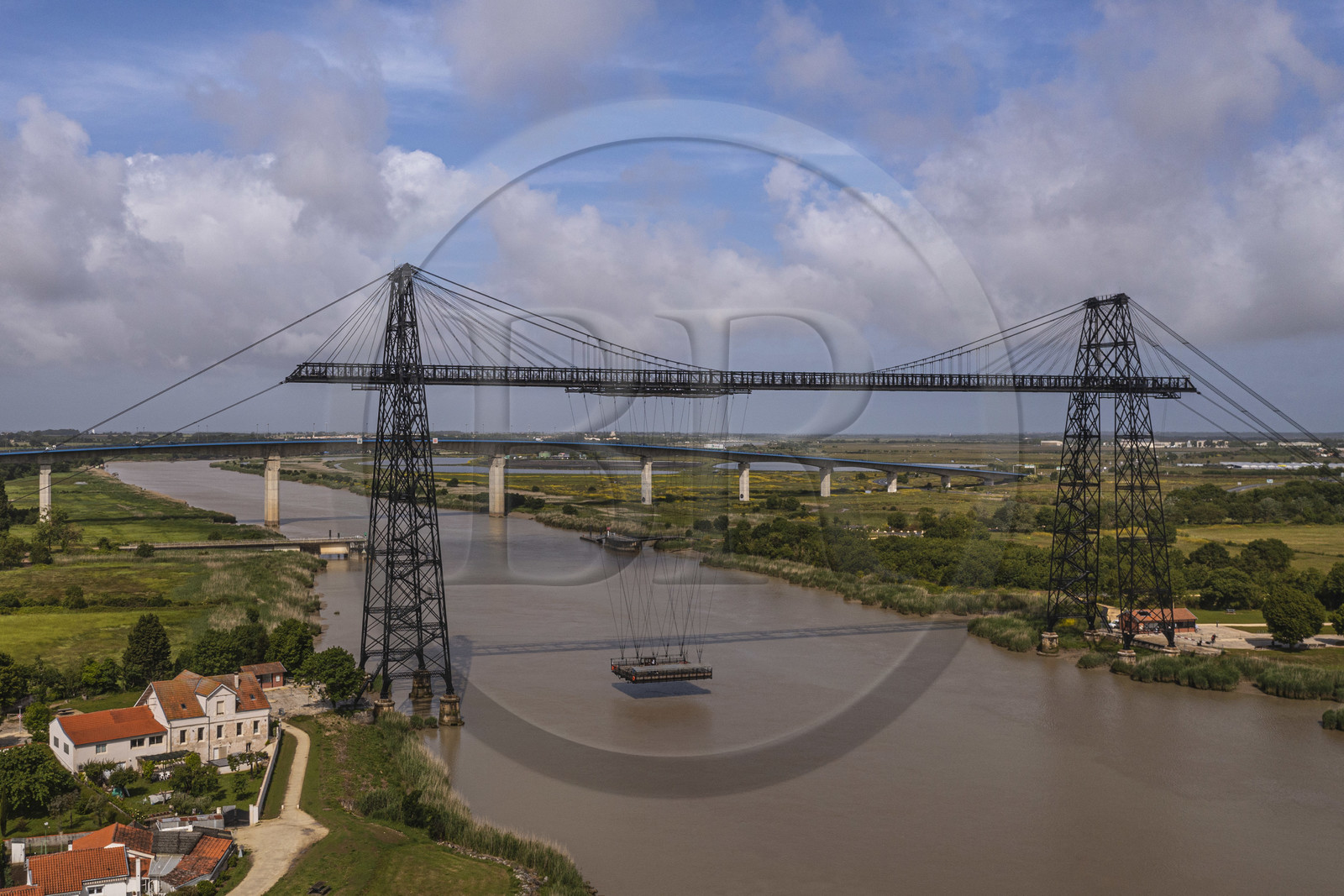 France, Charente-Maritime (17), Rochefort, le pont transbordeur de Rochefort (ou Martrou) construit par Ferdinand Arnodin en 1900, la nacelle en translation au dessus du fleuve Charente (vue aérienne)