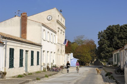 France, Charente-Maritime (17), Ile d'Aix, le bourg, l'école-mairie au bout de la rue Courgaud