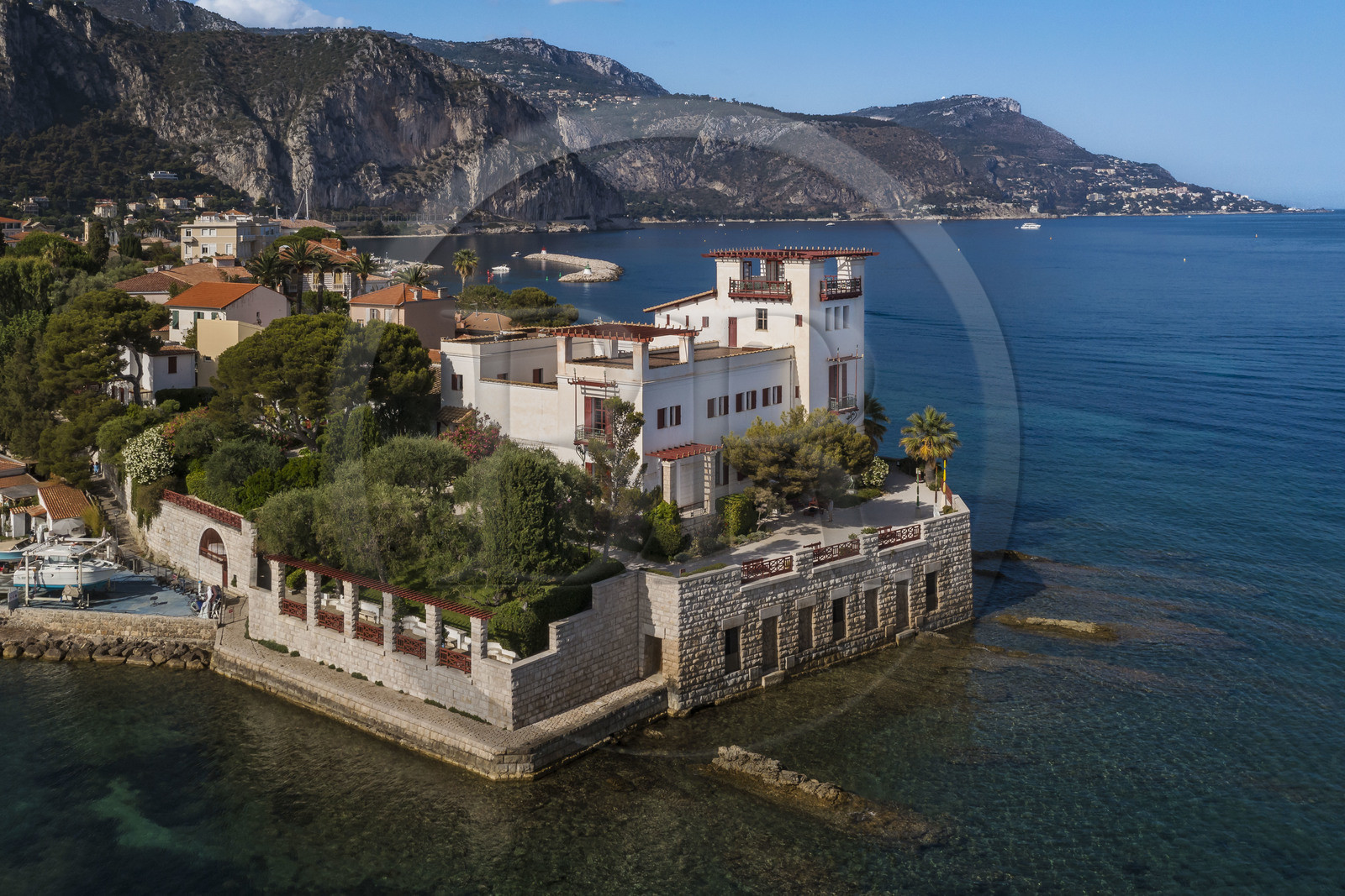 France, Alpes-Maritimes (06),  France, Alpes Maritimes (06), Beaulieu sur Mer, villa Kerylos de style neo-grec construite en 1908 par architecte Emmanuel Pontremoli (vue aérienne) France, Alpes-Maritimes (06),  France, Alpes Maritimes (06), Beaulieu sur Mer, villa Kerylos de style neo-grec construite en 1908 par architecte Emmanuel Pontremoli (vue aérienne)