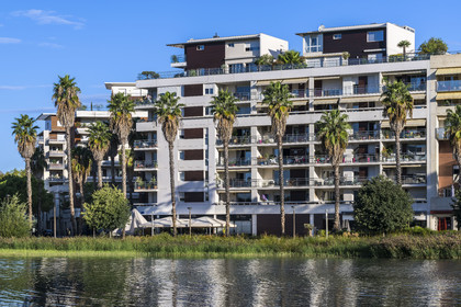 France, Hérault (34), Montpellier,  quartier de Port Marianne, immeuble d'habitation autour du  Bassin Jacques Coeur