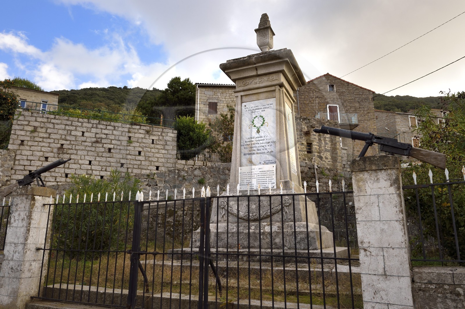 France, Corse-du-Sud (2A), Sollacaro, monument aux morts
