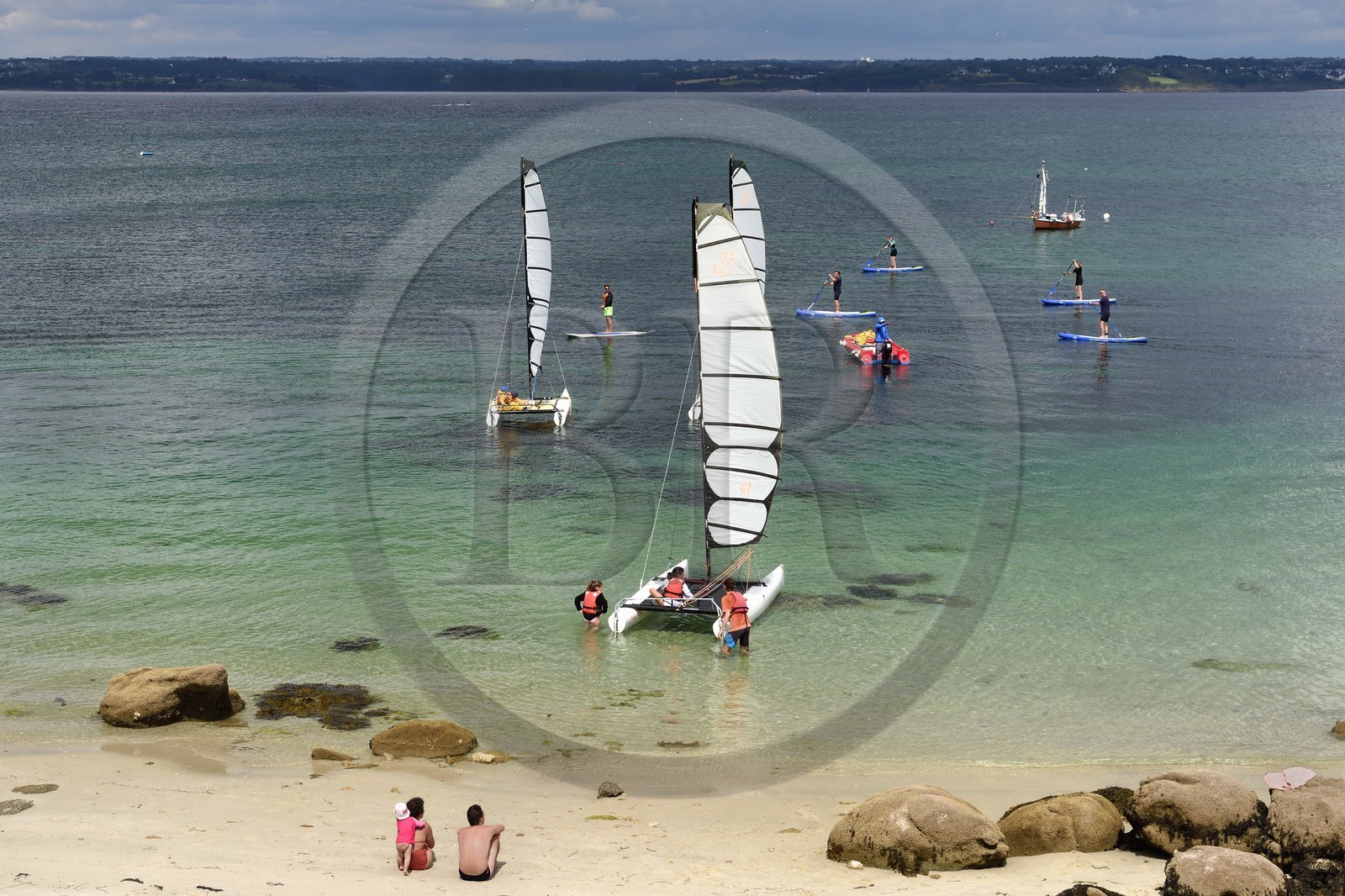 France,  Finistère (29), Fouesnant, le littoral entre le Cap Coz et la Pointe de Beg Meil, catamaran d'apprentissage de la voile pour les enfants