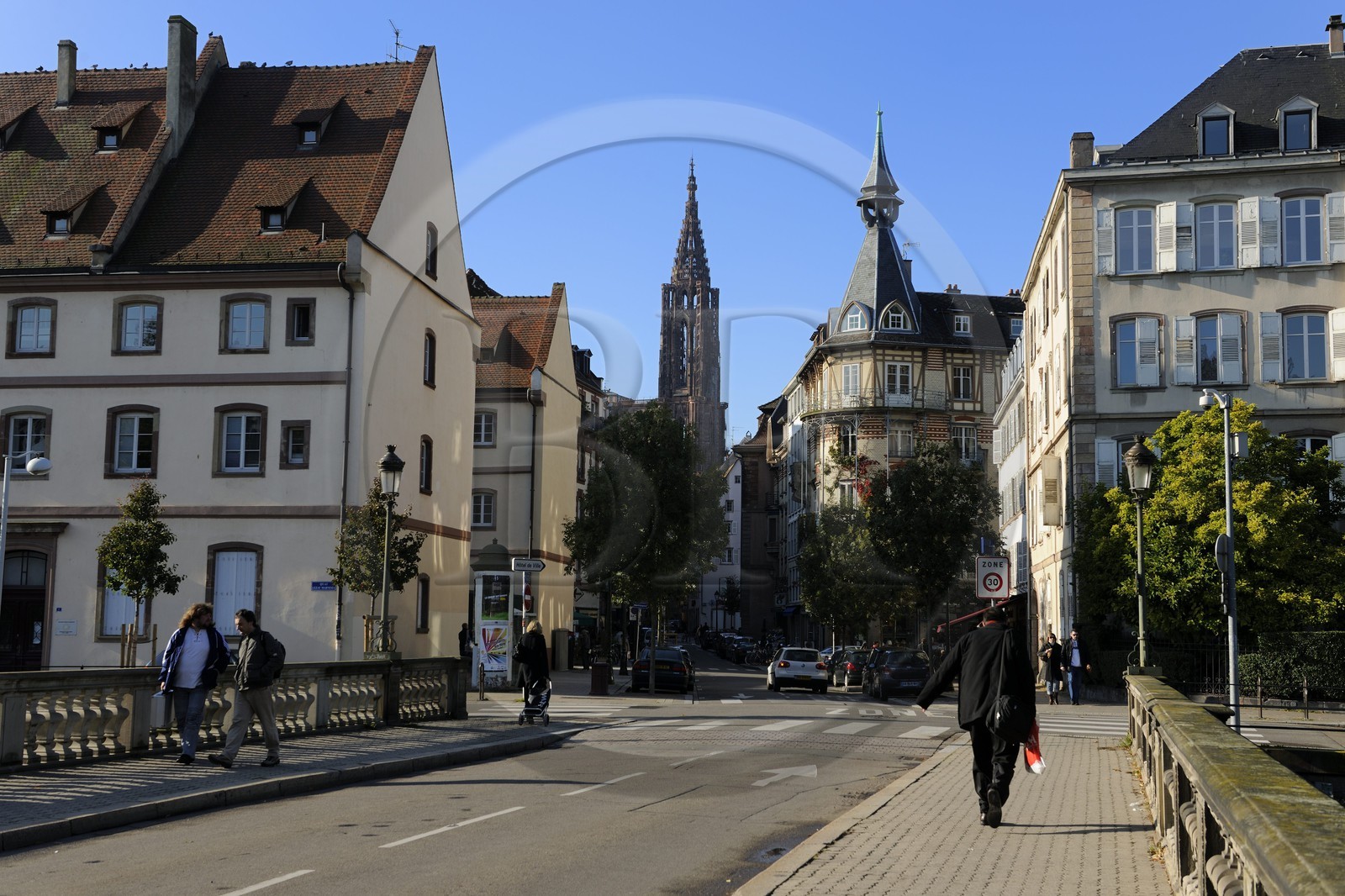 France, Bas-Rhin (67), Strasbourg, la cathédrale Notre-Dame dans l'axe de la rue des Juifs France, Bas-Rhin (67), Strasbourg, la cathédrale Notre-Dame dans l'axe de la rue des Juifs