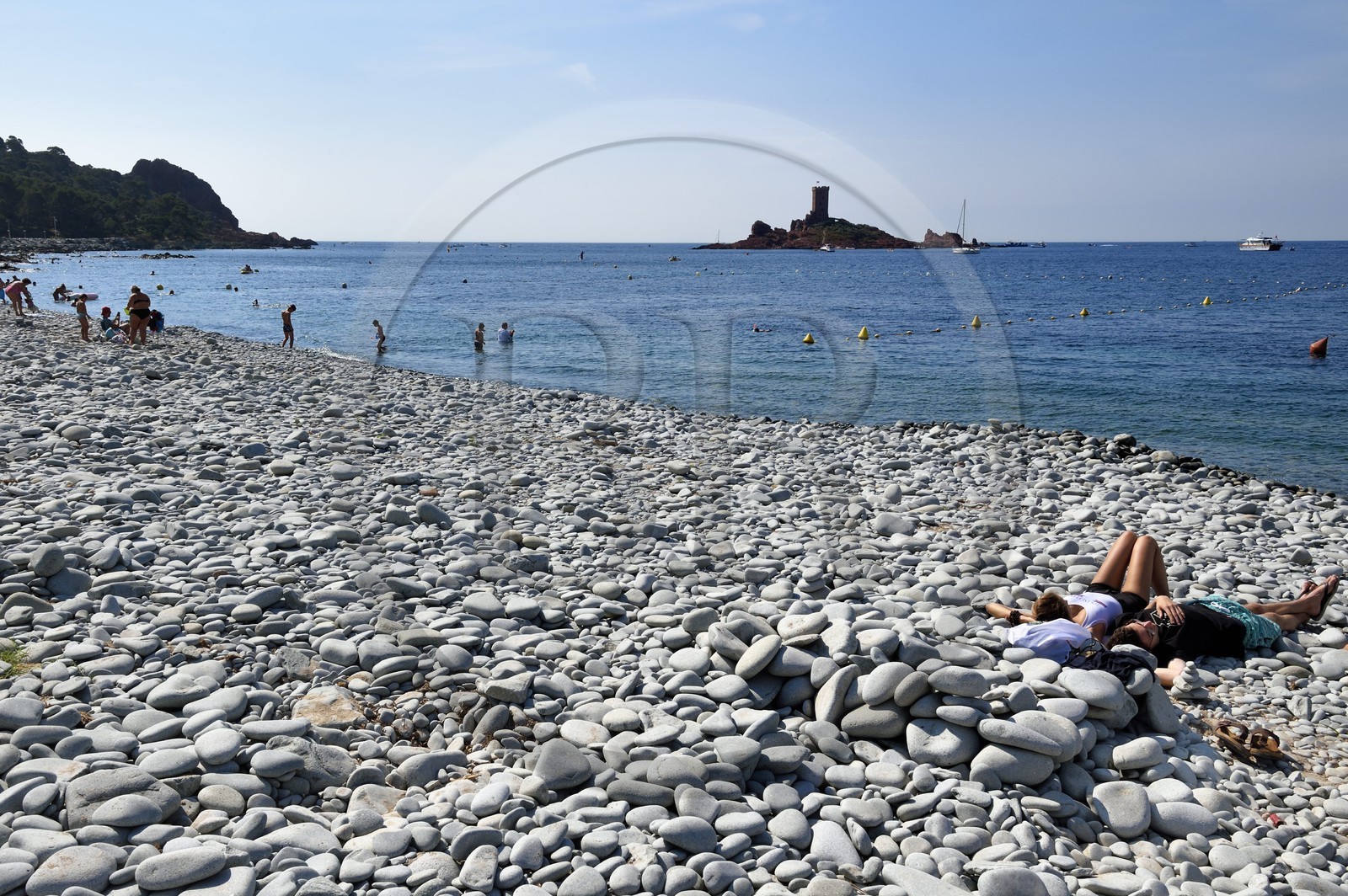 France, Var (83), Agay commune de Saint-Raphaël, massif de l'Estérel, la Corniche d'Or, plage de galet du débarquement de Provence le 15 aout 1944 et l'Ile d'Or au large du cap du Dramont