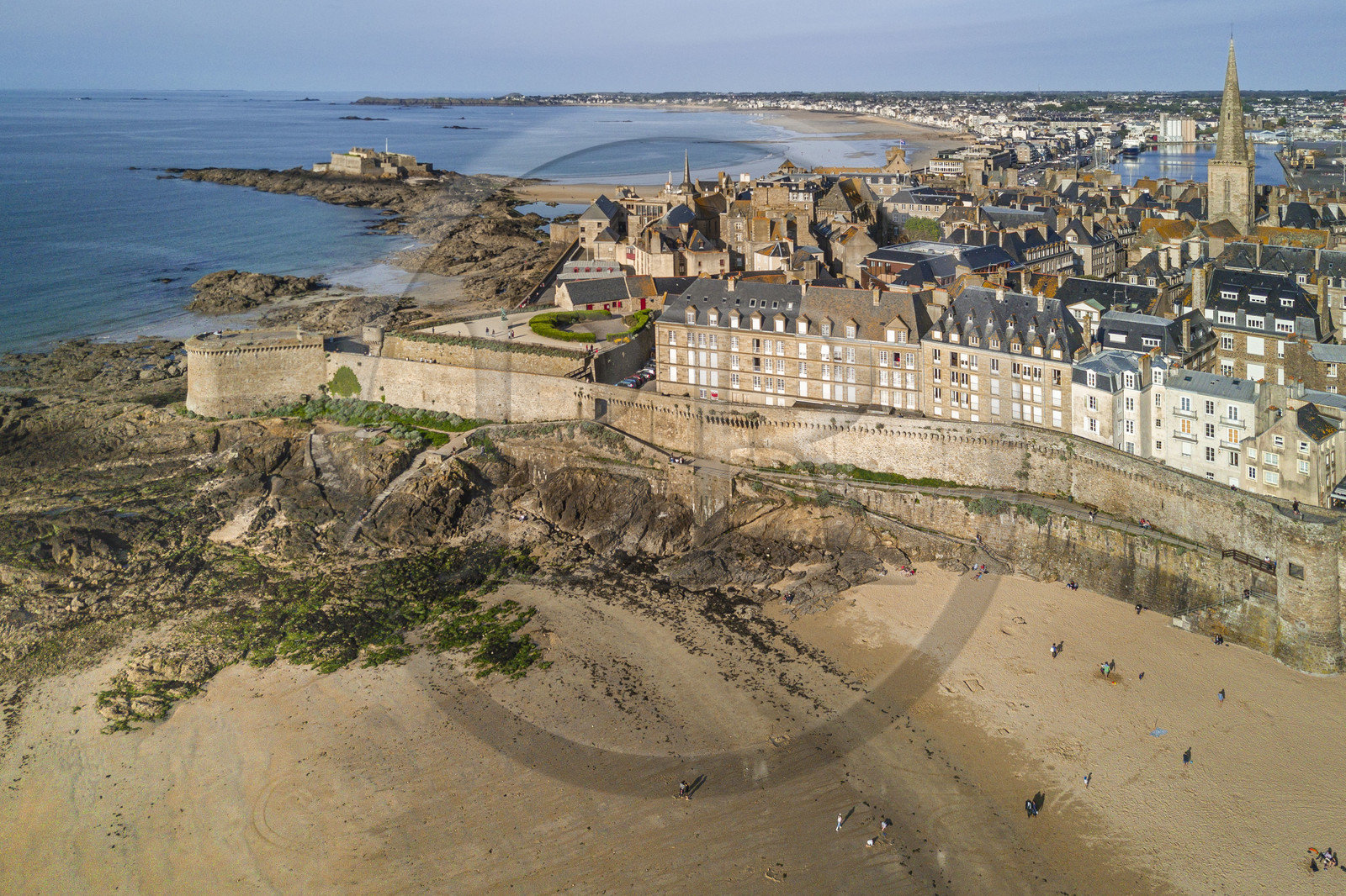 France, Ille-et-Vilaine (35), Côte d'Emeraude, Saint-Malo, la ville fortifiée avec la Tour Bidouane à gauche et la plage du Bon Secours au premier plan (vue aérienne)