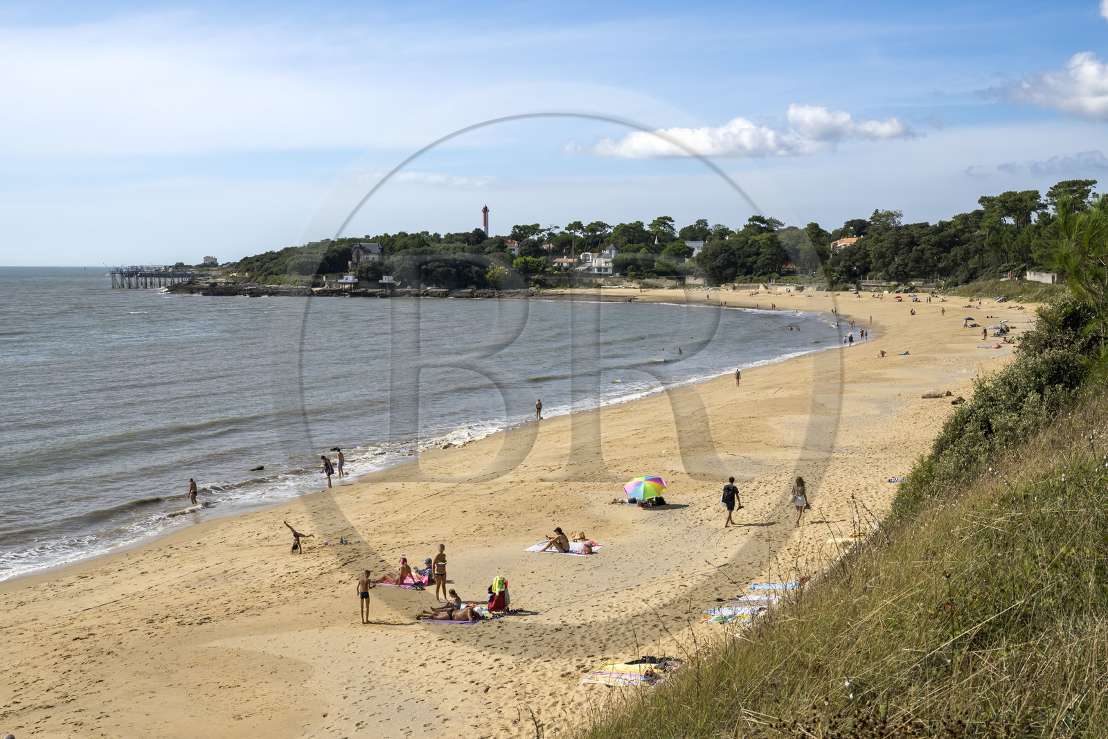 France, Charente-Maritime (17), région de Royan, Saint-Palais-sur-Mer, plage du Platin et le Phare de Terre-Nègre en arrière plan