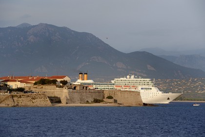 France, Corse-du-Sud (2A), Ajaccio, la Citadelle et bateau de croisière quittant le port