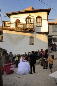 Turquie, Anatolie centrale, Ankara, la citadelle dans la vieille ville, mariage gitan dans la rue