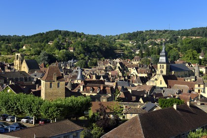 France, Dordogne (24), Périgord Noir, vallée de la Dordogne, Sarlat-la-Canéda, vieille ville avec la cathédrale Saint-Sacerdos du XVIe siècle en arrière-plan à droite et l'église Sainte-Marie reconvertie en marché couvert et espace culturel par l'architecte Jean Nouvel à gauvhe