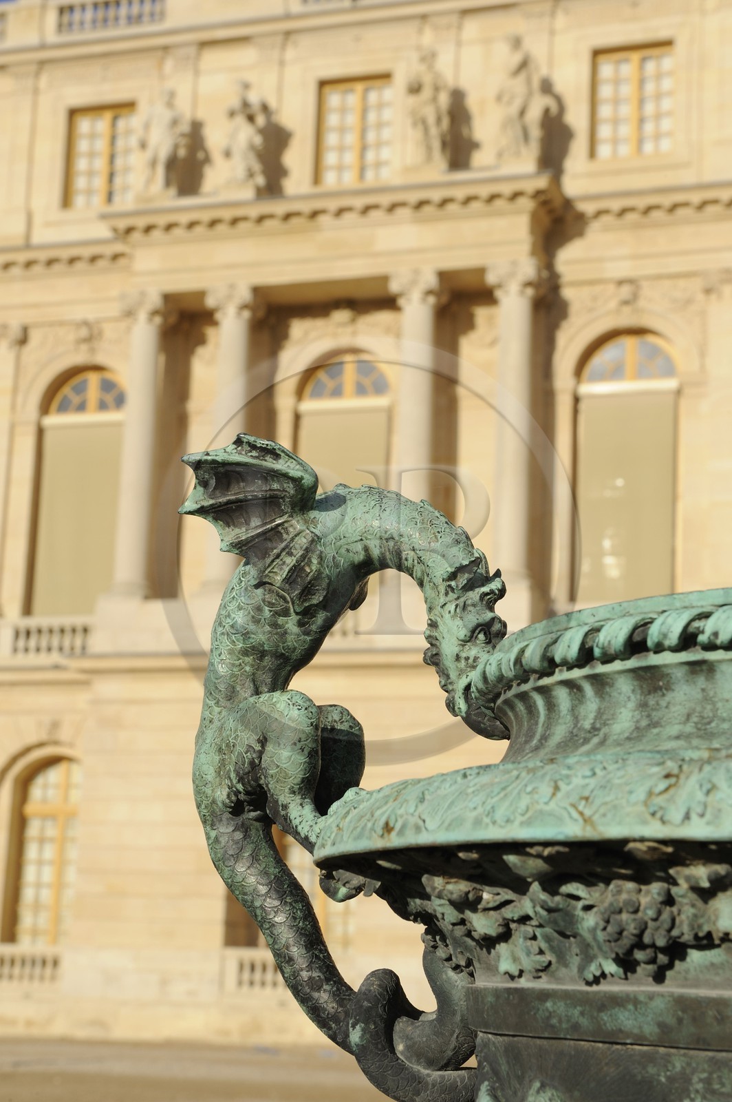 France, Yvelines (78), château de Versailles, classé Patrimoine Mondial de l'UNESCO, un des vases en bronze entourant le château