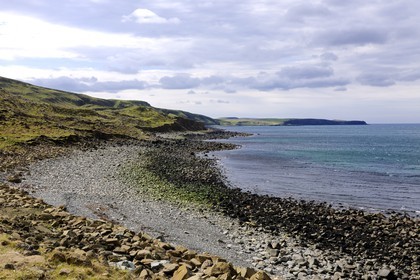 Royaume-Uni, Ecosse, région des Highlands, les Hébrides, île de Skye, plage de galets à la pointe de Trotternish