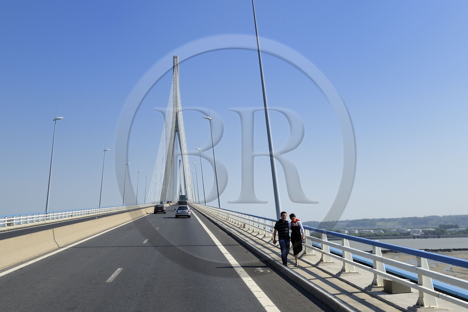 France, entre Calvados (14) et Seine-Maritime (76), le Pont de Normandie enjambe la Seine pour relier les villes de Honfleur et du Havre