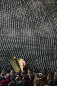 France, Paris (75), place du Colonel Fabien, immeuble du parti communiste français de l'architecte Oscar Niemeyer, vernissage de l'exposition Odyssée de l'artiste Fred Kleinberg à l'Espace Niemeyer