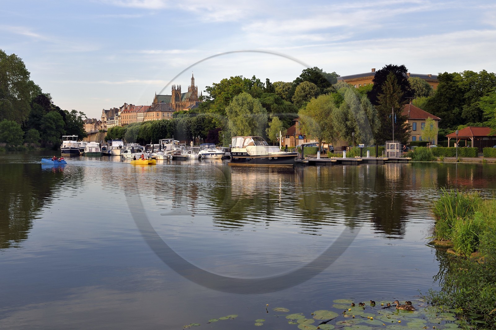 France, Moselle (57), Metz, le jardin des Régates, petit port de plaisance fluvial sur la Moselle et la cathédrale Saint-Etienne en arrière plan