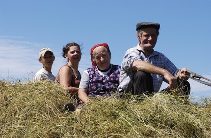 Pologne, Petite Pologne, Carpates, famille de paysans faisant les foins vers le village de Debno
