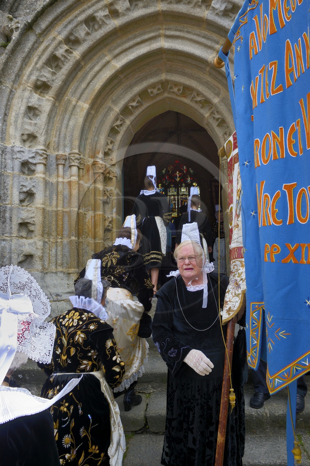 France, Finistère (29), Locronan, labellisé Les Plus Beaux Villages de France, sortie en costume traditionnel de la chapelle du Péniti adjacente à l'église Saint Ronan pour le départ de la procession de la Troménie