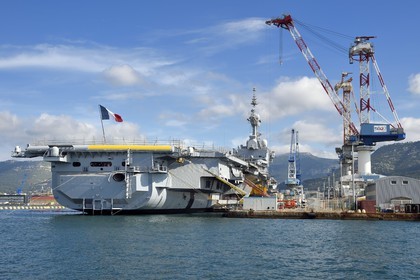 France, Var (83), Toulon, la base navale (Arsenal), le porte-avions à propulsion nucléaire Charles de Gaulle en rénovation de mi-vie
