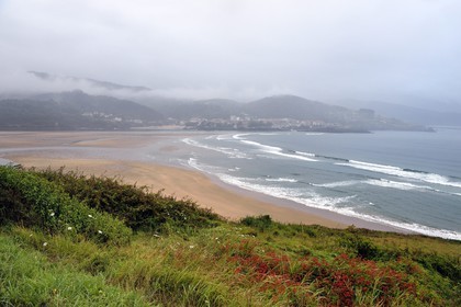 Spain, Basque Country, Biscay Province, Gernika-Lumo region, Urdaibai estuary Biosphere Reserve, estuary of the Oka River and the village of Mundaka in the background