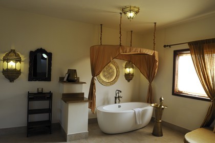 Tanzanie, archipel de Zanzibar, île de Unguja (Zanzibar), côte Sud-Est, Bwejuu, le luxueux Baraza Resort & Spa, salle de bain d'un bungalow