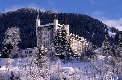 Suisse, région de Bern (Oberland Bernois), Saanenland, Gstaad, le Palace Hôtel sous la neige