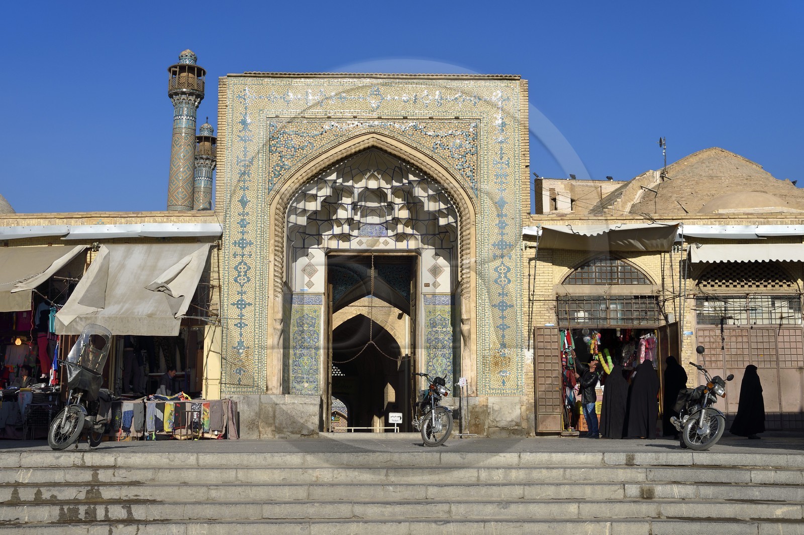 Iran, province d'Ispahan, Ispahan, Mosquée Jame, grande mosquée d'Ispahan dite aussi mosquée du vendredi, la porte qui donne sur le Grand Bazar Iran, province d'Ispahan, Ispahan, Mosquée Jame, grande mosquée d'Ispahan dite aussi mosquée du vendredi, la porte qui donne sur le Grand Bazar