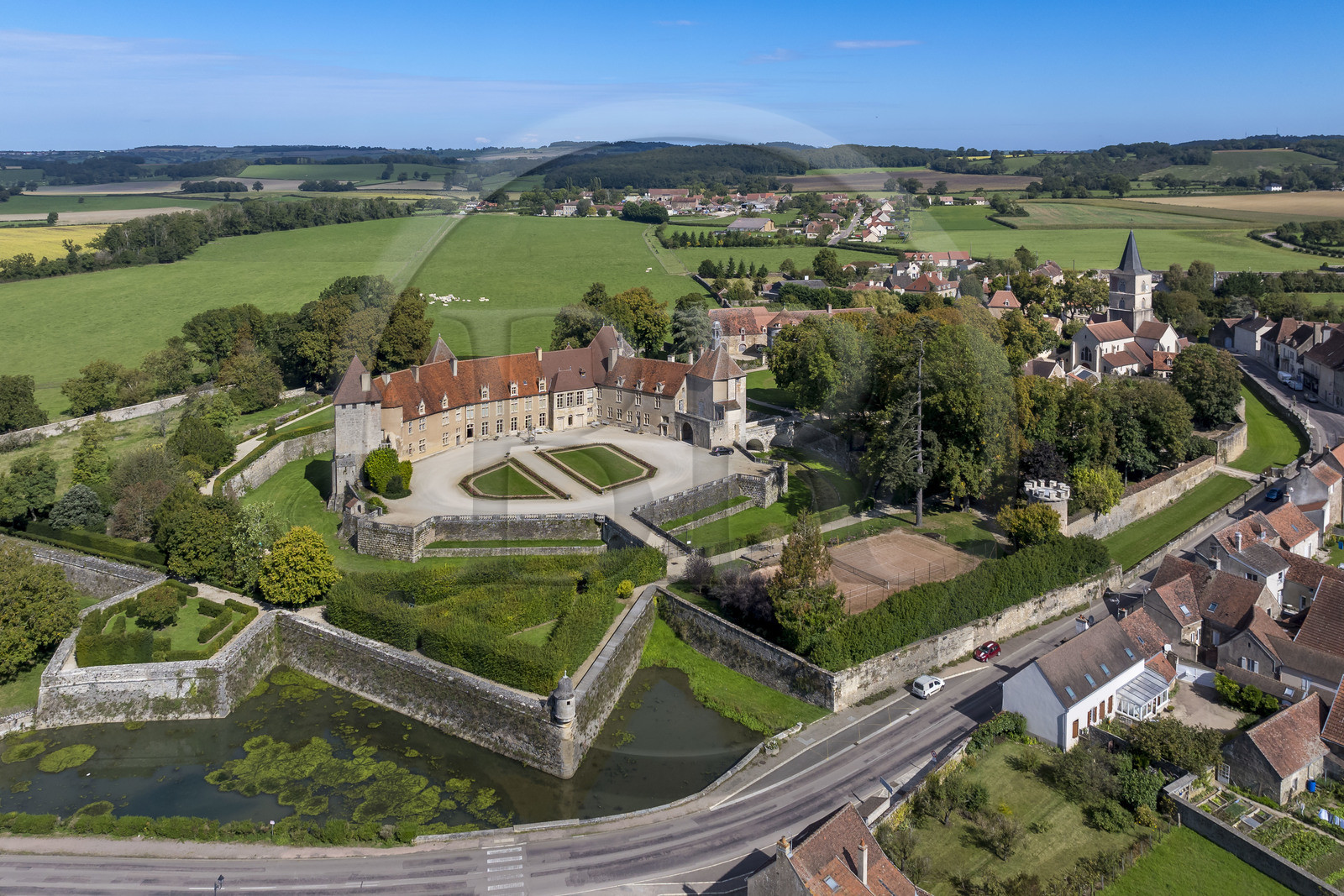 France, Côte-d'Or (21), Epoisses, le château d'Epoisses et sa double enceinte fortifiée (vue aérienne)