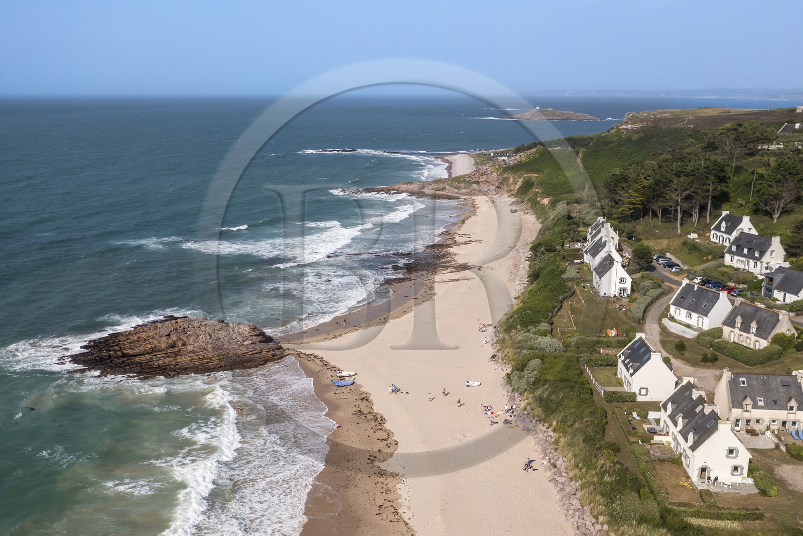 France, Côtes d'Armor (22), Grand Site de France Cap d'Erquy – Cap Fréhel, Erquy, plage du Guen et la chapelle Saint-Michel en arrière plan(vue aérienne)
