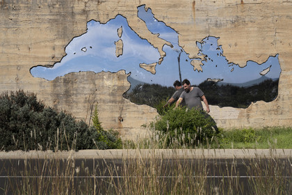 France, Hérault (34), Sète, l'artiste plasticien Jean Denant devant son oeuvre La Traversée (transposée par la suite en Mare Nostrum) encastrée dans le bunker de la promenade de la Corniche