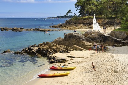France, Finistere (29), Fouesnant, the coastline between Cap Coz and the Pointe de Beg Meil, Bot-Conan beach along the coastal path