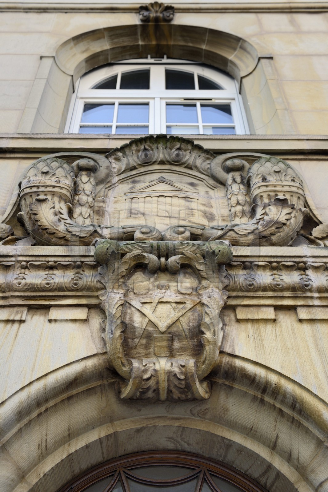France, Bas-Rhin (67), Strasbourg, vieille ville classée au Patrimoine Mondial de l'UNESCO, La Grande Percée de 1908 dans le plan de la Neustadt, 14 rue du 22 Novembre, symbole maçonnique qui évoque le triomphe de l’architecte bâtisseur sur l'encadrement de porte France, Bas-Rhin (67), Strasbourg, vieille ville classée au Patrimoine Mondial de l'UNESCO, La Grande Percée de 1908 dans le plan de la Neustadt, 14 rue du 22 Novembre, symbole maçonnique qui évoque le triomphe de l’architecte bâtisseur sur l'encadrement de porte