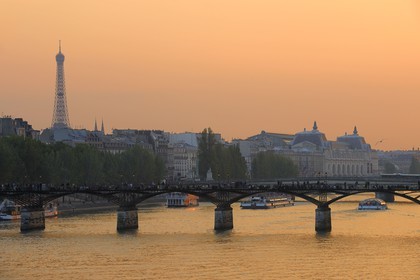 France, Paris (75), les rives de la Seine, classées Patrimoine Mondial de l'UNESCO, passerelle des Arts, tour Eiffel et musée d'Orsay sur la  rive gauche