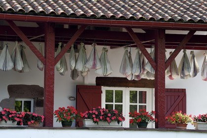 France, Pyrénées-Atlantiques (64), Pays-Basque, Saint-Etienne-de-Baïgorry, jambons séchant sur la terrasse de la Boutique Maison Petricorena