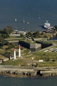 France, Charente-Maritime (17), Ile d'Aix, fortifications Vauban et phare (vue aérienne)