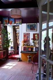 Paris (75), Cité Véron au 94 Bd de Clichy, appartement de Boris Vian, piano où ont aussi joué Michel Legrand et Quincy Jones, buste en platre de sa seconde femme Ursula surplombé par son portrait peint en 1953 par Betty Bouthoul