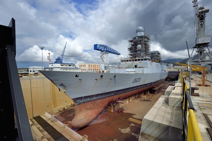 France, Var (83), Toulon, la base navale (Arsenal), la frégate Forbin en cale sèche, frégate de défense aérienne de la classe Horizon de la Marine nationale