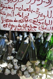 Maroc, Moyen Atlas, Fès, ville impériale, médina classée Patrimoine Mondial de l'UNESCO, Fès el Bali, vente d'eau de fleurs d'orangers