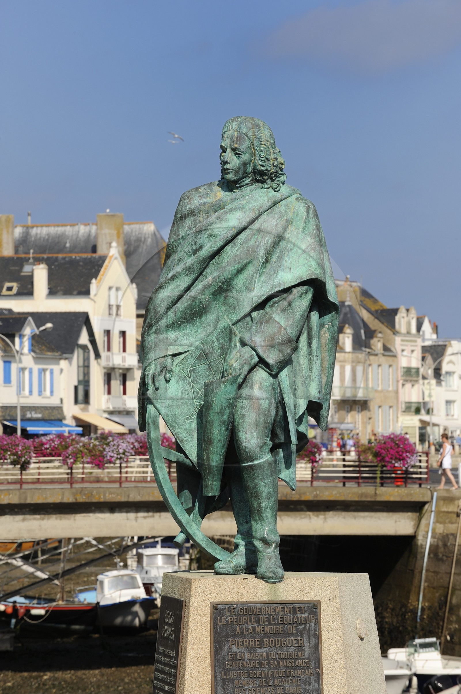 France, Loire-Atlantique (44), Le Croisic, statue à la mémoire de Pierre Bouguer France, Loire-Atlantique (44), Le Croisic, statue à la mémoire de Pierre Bouguer