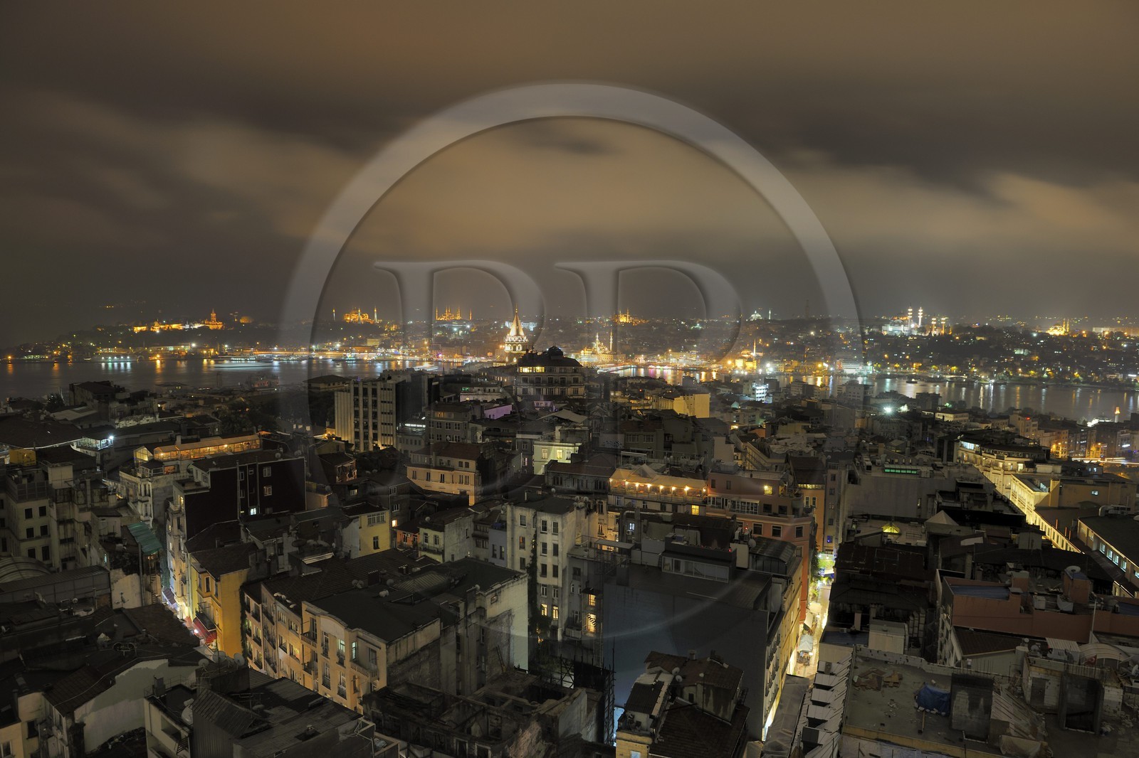 Turquie, Istanbul, quartier de Galata avec sa tour au premier plan et quartier de Sultanahmet derrière la Corne d'Or