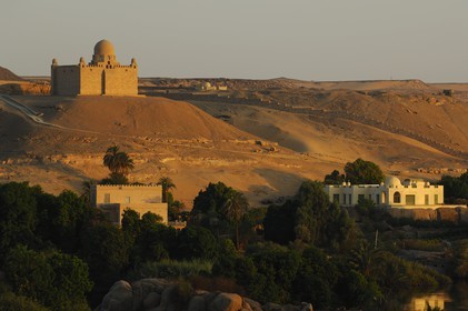 Egypte, Haute Egypte, Nubie, vallée du Nil, Assouan, mausolée de l'Agha Khan sur la rive ouest dominant la première cataracte