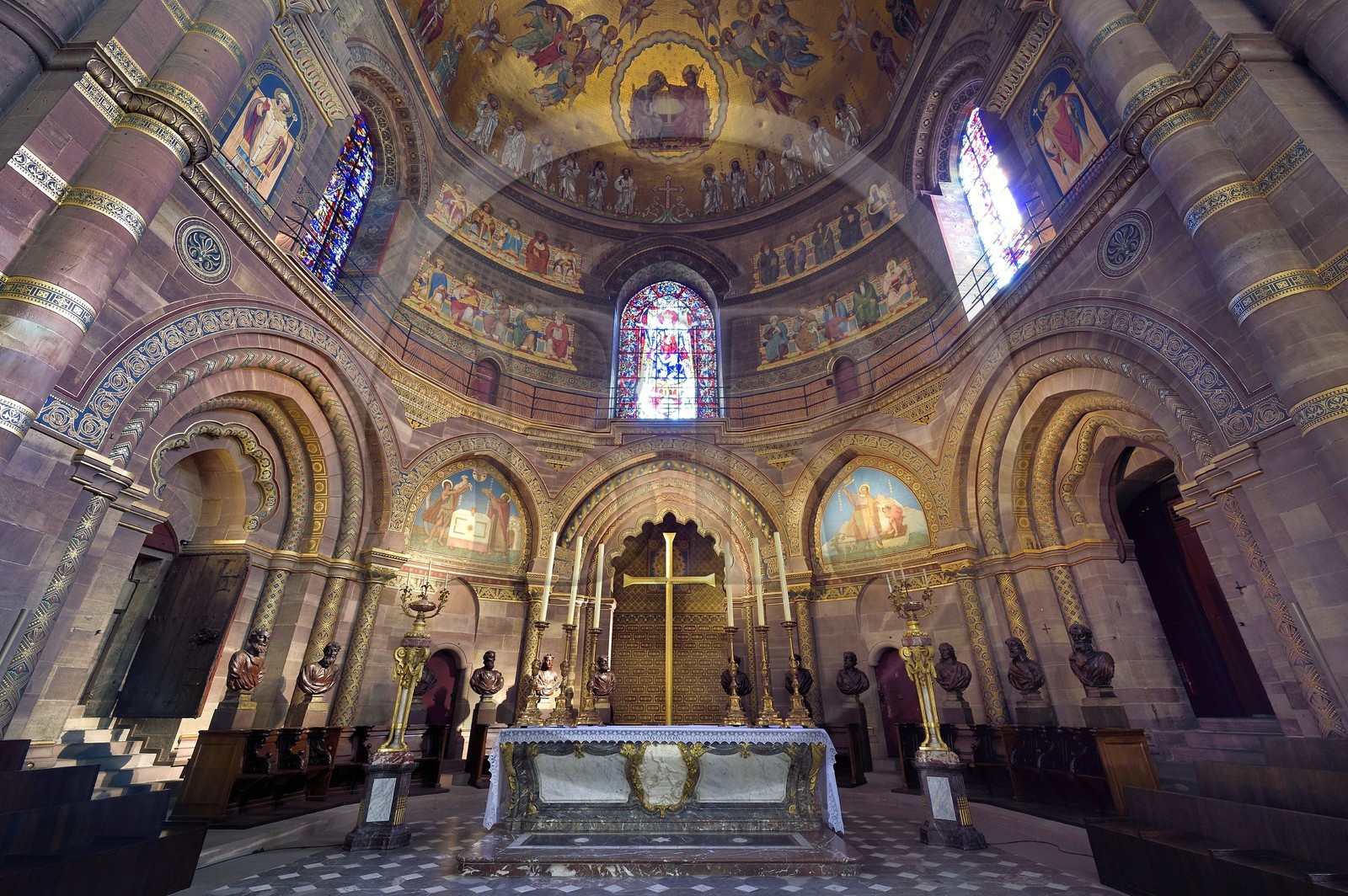 France, Bas-Rhin (67), Strasbourg, vieille ville classée au Patrimoine Mondial de l'UNESCO, la cathédrale Notre-Dame, le choeur roman