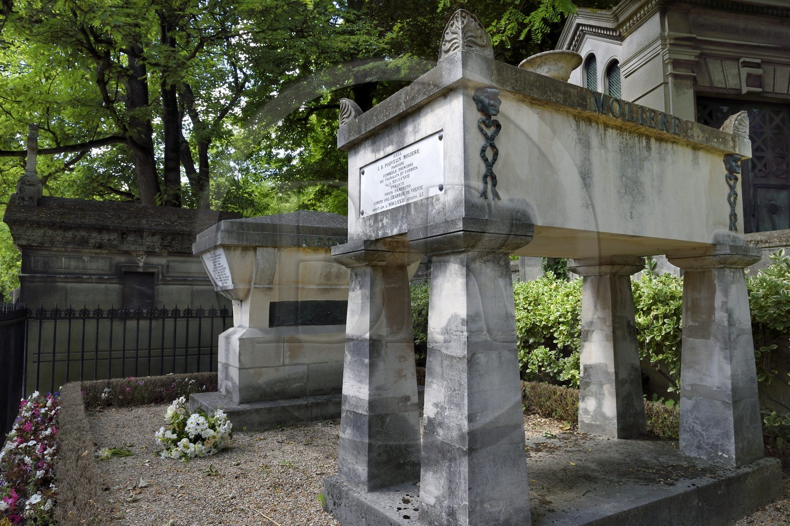 France, Paris (75), cimetière du Père-Lachaise, la tombe de Molière au premier plan et de La Fontaine en arrière plan