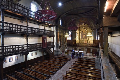 France, Pyrénées-Atlantiques (64), Pays-Basque, Cambo-les-Bains, l'église Saint-Laurent du XVIIe siècle et les galeries en bois de la nef